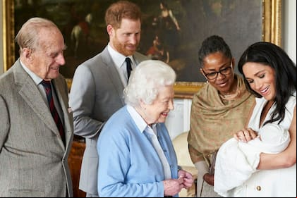 Meghan Markle y el príncipe Harry con su bebé recién nacido Archie, acompañados por la madre de Meghan, la reina de Isabel II y su marido, el duque de Edimburgo