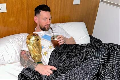 Messi, con la Copa del Mundo y el mate