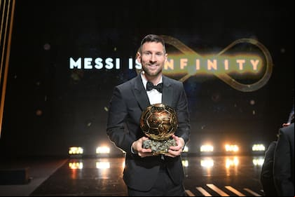 Messi, con su último Balón de Oro, en 2023, que premió el título mundial en Qatar