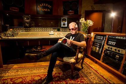 Miguel Krochik en la que era su guarida, el mítico estudio Panda por donde desfiló gran parte de la historia del rock argentino