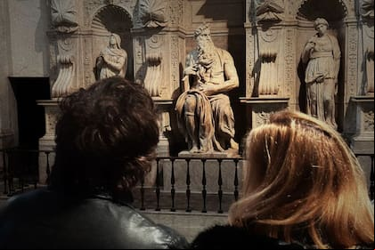 Milei en la Iglesia de San Pietro in Vincoli frente al Moisés de Miguel Ángel