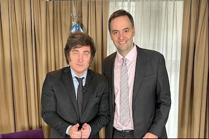 Milei y Manuel Adorni, quien suena como vocero presidencial