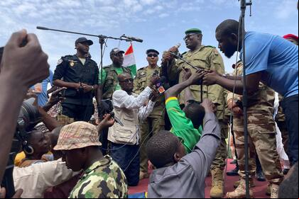 Mohamed Toumba, uno de los militares que derrocaron al presidente nigerino Mohamed Bazoum, arenga a partidarios de la junta gobernante de Níger (AP Foto/Sam Mednick, File)