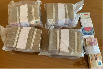 Mostró lo que le dieron en el banco a un amigo cuando fue a cambiar US$ 2000 por pesos y abrió un debate en Twitter