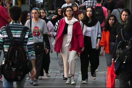 Mujeres iraníes, algunas sin llevar el velo islámico obligatorio, caminan por el centro de Teherán, Irán, el sábado 9 de septiembre de 2023.