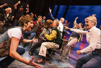 Música y talento sin golpes bajos, en una de las escenas de Come From Away