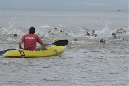 Nadadores en la competencia en las aguas de Montevideo, Uruguay