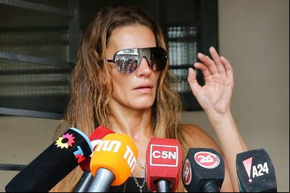 Natacha Jaitt en la puerta de su casa habla con la prensa