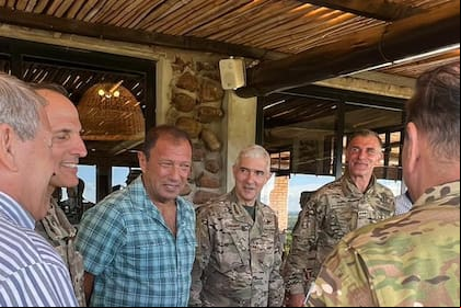 Nazer dialoga con los oficiales a cargo de la Brigada XII. Como empresario siempre colabora con el Ejército