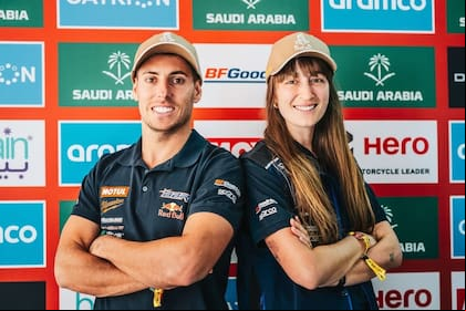 Nicolás Cavigliasso y Valentina Pertegarini, el matrimonio que terminó la primera jornada del Rally Dakar sonriente en suelo saudita, pese a la dificultad del trazado.