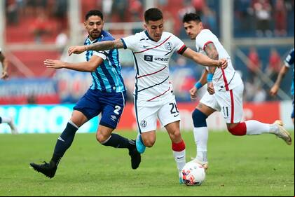 Nicolás Fernández Mercau, mediocampista de San Lorenzo, intenta un avance ante la mirada de Marcelo Ortíz, central de Atlético Tucumán