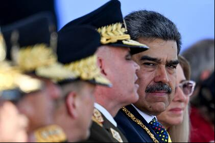 Nicolás Maduro habla con el ministro de Defensa de Venezuela, Vladimir Padrino, durante una ceremonia en la base militar de Fuerte Tiuna