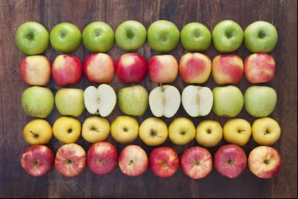 No importa si se adquieren en un supermercado o en un mercado agrícola, las manzanas pueden tener restos de pesticidas, moho o suciedad en su superficie. Por ello, es crucial lavarlas (Archivo)