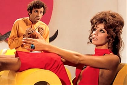 Norman Briski y Susana Giménez en los sillones diseñados por el artista Edgardo Giménez en una escena de Los neuróticos