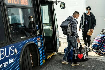 Nueva York no dejará de ofrecer alojamiento a aquellos que tramitan el estatus de refugiado, pero establecerá algunos límites