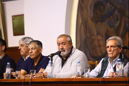 Octavio Argüello, Héctor Daer y Carlos Acuña, el triunvirato de mando de la CGT que irá a la Justicia para rechazar el DNU de Milei que limita el derecho a huelga