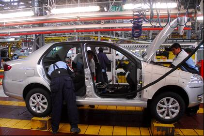 Operarios en la fábrica Fiat en Córdoba