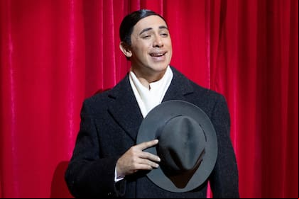 Oscar Lajad como Carlos Gardel en El día en que Frank conoció a Carlitos, la puesta en la que el Morocho del Abasto se mete en pleno corazón de la Avenida Corrientes