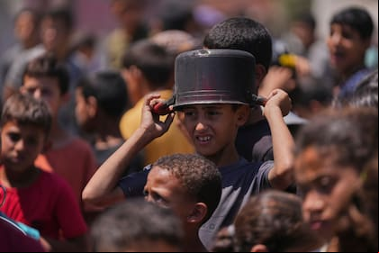 Palestinos hambrientos en Gaza bloquean paso y descargan decenas de camiones de alimentos de la ONU