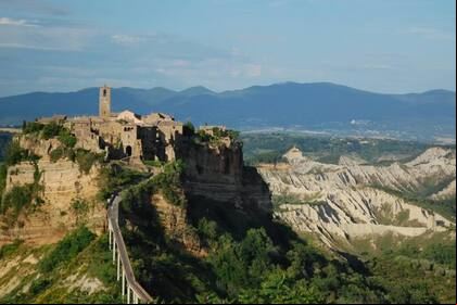 Para llegar a Civita di Bagnoregio hay que cruzar un puente de 300 metros de largo