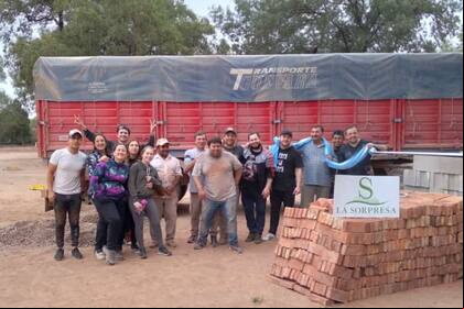 Parte del grupo de la movida solidaria de Inriville, provincia de Córdoba