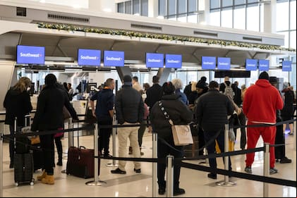 Pasajeros esperan para registrarse para sus vuelos en un mostrador en el Aeropuerto de LaGuardia, en Nueva York. (AP/Yuki Iwamura, Archivo)