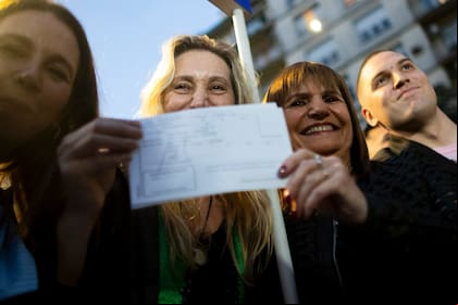 Patricia Bullrich firma su afiliación a La Libertad Avanza