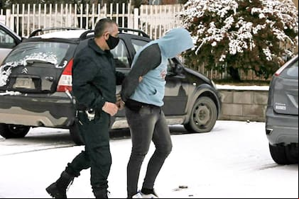 Pedro Monzón, uno de los cuatro detenidos, es llevado al juzgado de El Calafate