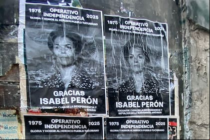 Pegatina de afiches que reivindican a Isabel Perón, a 50 años del Operativo Independencia