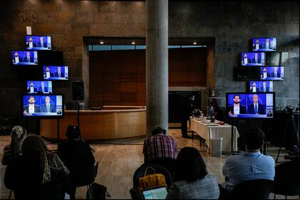 Periodistas miran el debate presidencial entre Gabriel Boric y Jose Antonio Kast