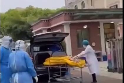 Personal de la funeraria y del hogar de ancianos revisan la bolsa de cadáveres en la que se encuentra el hombre con vida