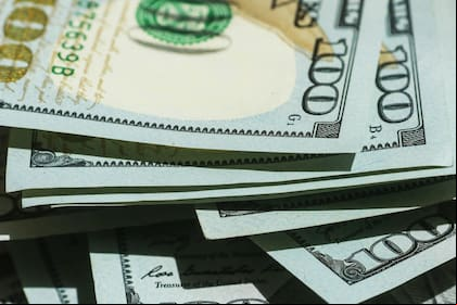 Pila de dinero con billetes de 100 dólares