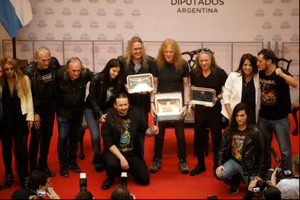 Por iniciativa de la diputada Victoria Donda, Iron Maiden recibió su distinción en el Salón de los Pasos Perdidos del Congreso