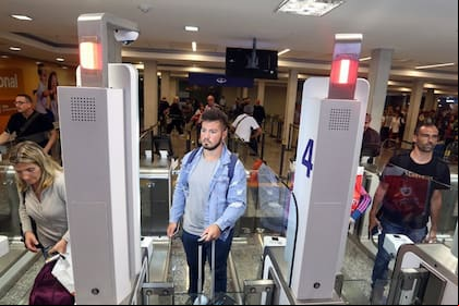 Por pasajero, el ingreso podrá ser de una computadora y un teléfono como máximo; la AFIP cambiará la legislación vigente y los considerará efectos de uso personal