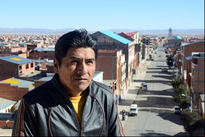 Posmoderno y andino, el arquitecto boliviano le cambió el rostro a El Alto y llevó su desparpajo rococó a la Fundación Cartier de París