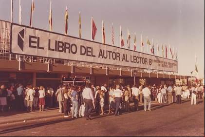 Postal porteña de los años 1980, cuando la Feria del Libro se hacía en el Centro Municipal de Exposiciones
