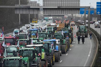 Protesta de agricultores ses en Argenteuil, al norte de París