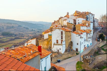 Pueblos chicos pero cerca de grandes ciudades en España son ideales para los extranjeros que quieren adquirir una propiedad a un precio económico