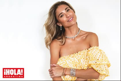 Radiante con un look que destaca su figura, despliega su poder de seducción frente a la cámara. "Al lado de Diego me siento más cubierta. Porque al final, yo soy la persona que lo acompaña. Después están las redes sociales, las críticas, el si te gusta o no te gusta lo que me puse, pero sinceramente eso es una ventanita".
