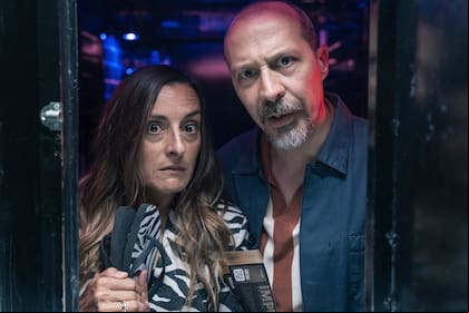 Raquel Guerrero junto a Fele Martínez, en la nueva temporada de Machos alfa, un serie que atrata a los argentinos