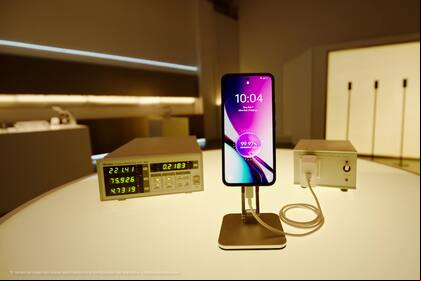 Realme presentó un sistema de carga a 320 watts que permite completar la carga de una batería en 4 minutos y medio; son varias baterías que se cargan en simultáneo y que están plegadas una sobra la otra