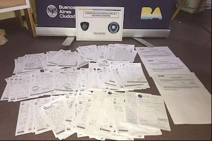 Recetas y certificados médicos que una neurocirujana del hospital Pirovano vendía a través del MarketPlace de Facebook