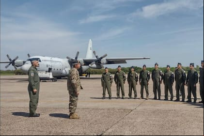 Reunión final con la tripulación del Hércules C-130 que parte a repatriar a los argentinos que están en Israel