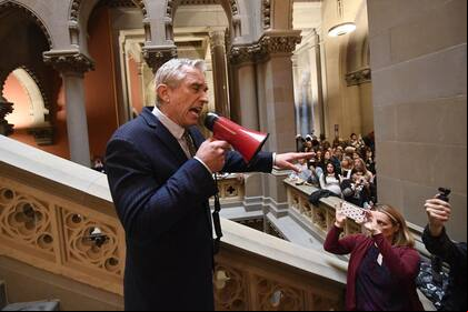 Robert F. Kennedy, Jr. durante una manifestación de protesta en 2020 en contra la vacunación de los niños