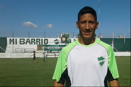 Rodrigo Aliendro con la camiseta de Club Atlético Ituzaingó: el mediocampista dejó una gran imagen durante su paso por la Primera C.