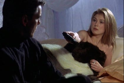 Rosamund Pike recordó la vergonzosa situación que vivió mientras filmaba una escena de sexo con Pierce Brosnan: ”Fue mortificante”