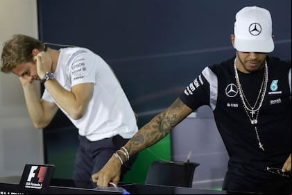 Rosberg y Hamilton, compañeros en Mercedes, no disimulan sus diferencias