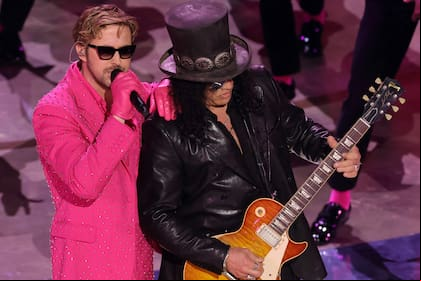 Ryan Gosling junto a Slash durante su interpretación de 'I'm Just Ken', tema de la canción Barbie