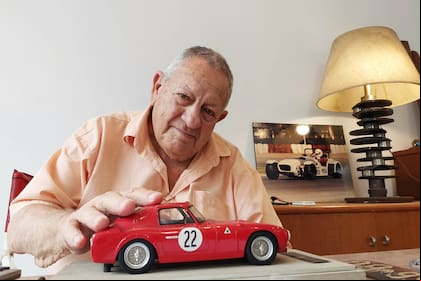 Salerno con el famoso Alfa Romeo 300 cm a escala