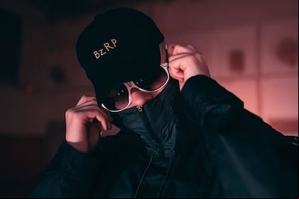 Salió a la venta la gorra de Bizarrap: cuánto cuesta y cómo comprarla